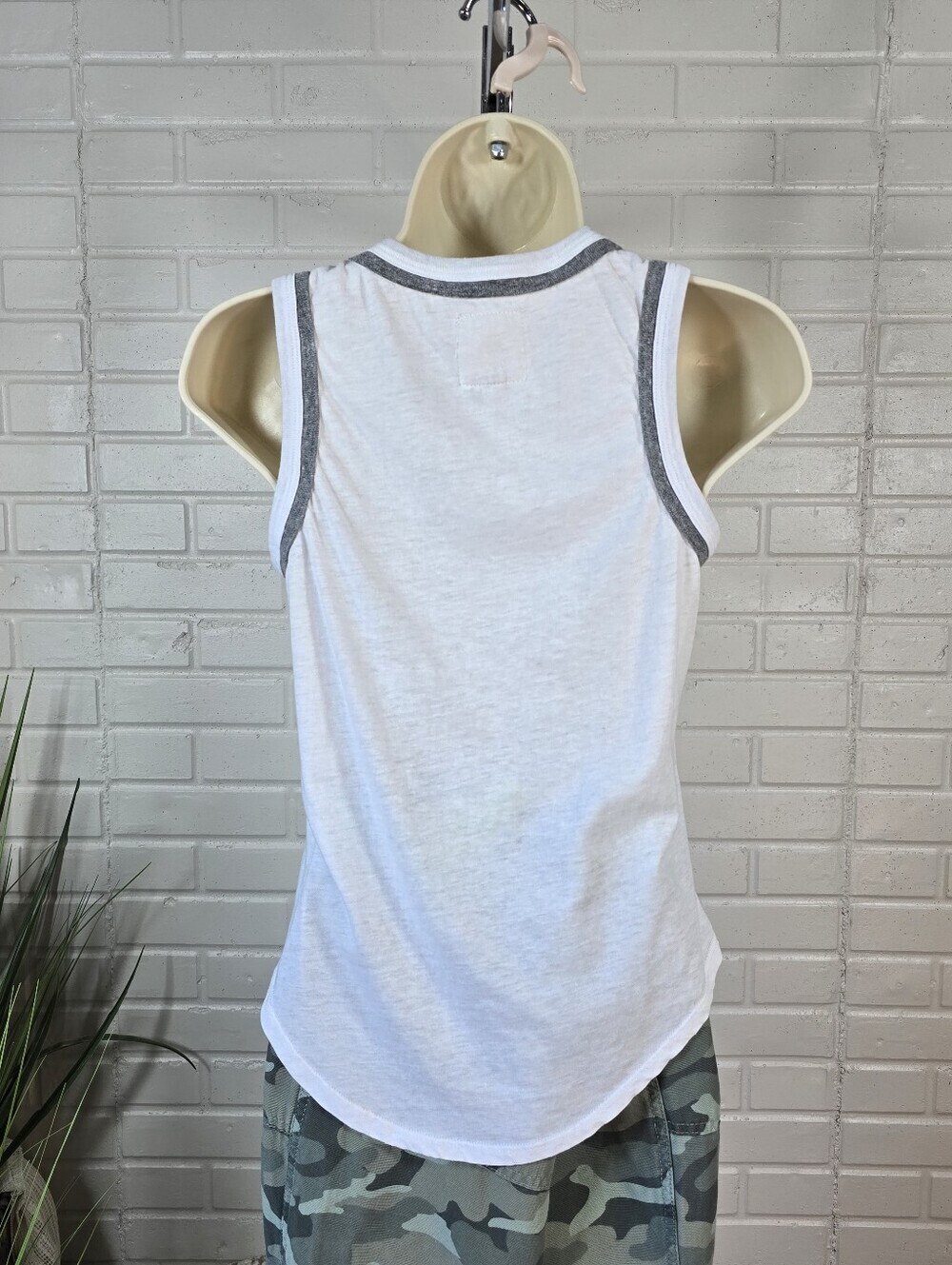 Chaser White Tank Top with Gray Trim Extra Small - Picture 3 of 6